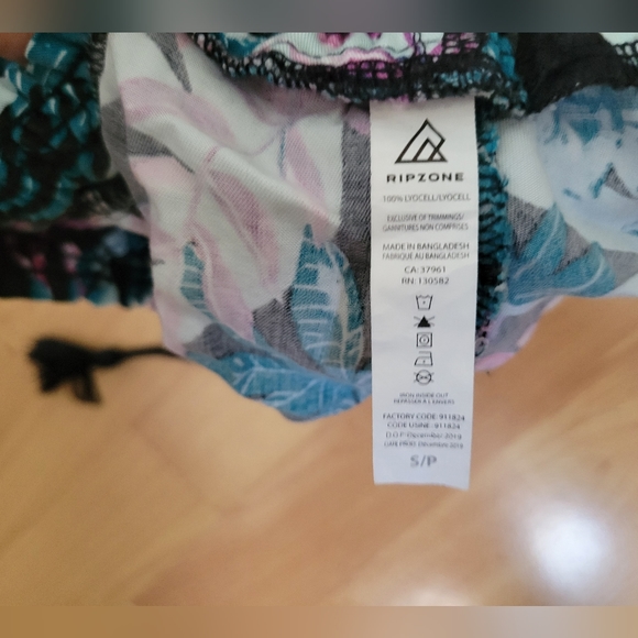 Women's Shorts size small - Picture 3 of 4